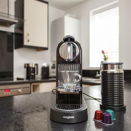 Stunning Contemporary Apartment - Free Parking - 5 Minute Walk To The Beach - Great Location - Fast Wifi - Smart Tv With Netflix Included - Contractor Friendly - Perfect For Short And Long Stays Bournemouth Kültér fotó