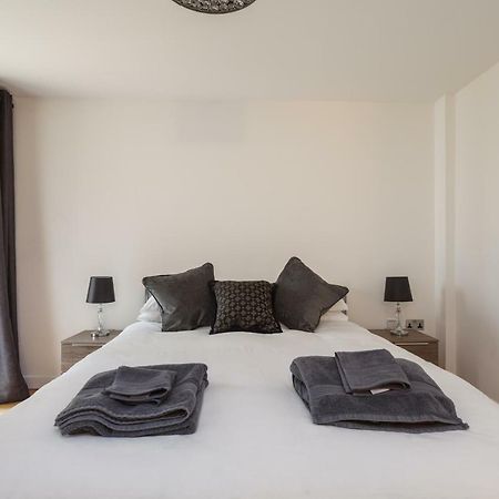 Stunning Contemporary Apartment - Free Parking - 5 Minute Walk To The Beach - Great Location - Fast Wifi - Smart Tv With Netflix Included - Contractor Friendly - Perfect For Short And Long Stays Bournemouth Kültér fotó