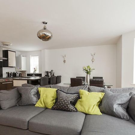 Stunning Contemporary Apartment - Free Parking - 5 Minute Walk To The Beach - Great Location - Fast Wifi - Smart Tv With Netflix Included - Contractor Friendly - Perfect For Short And Long Stays Bournemouth Kültér fotó