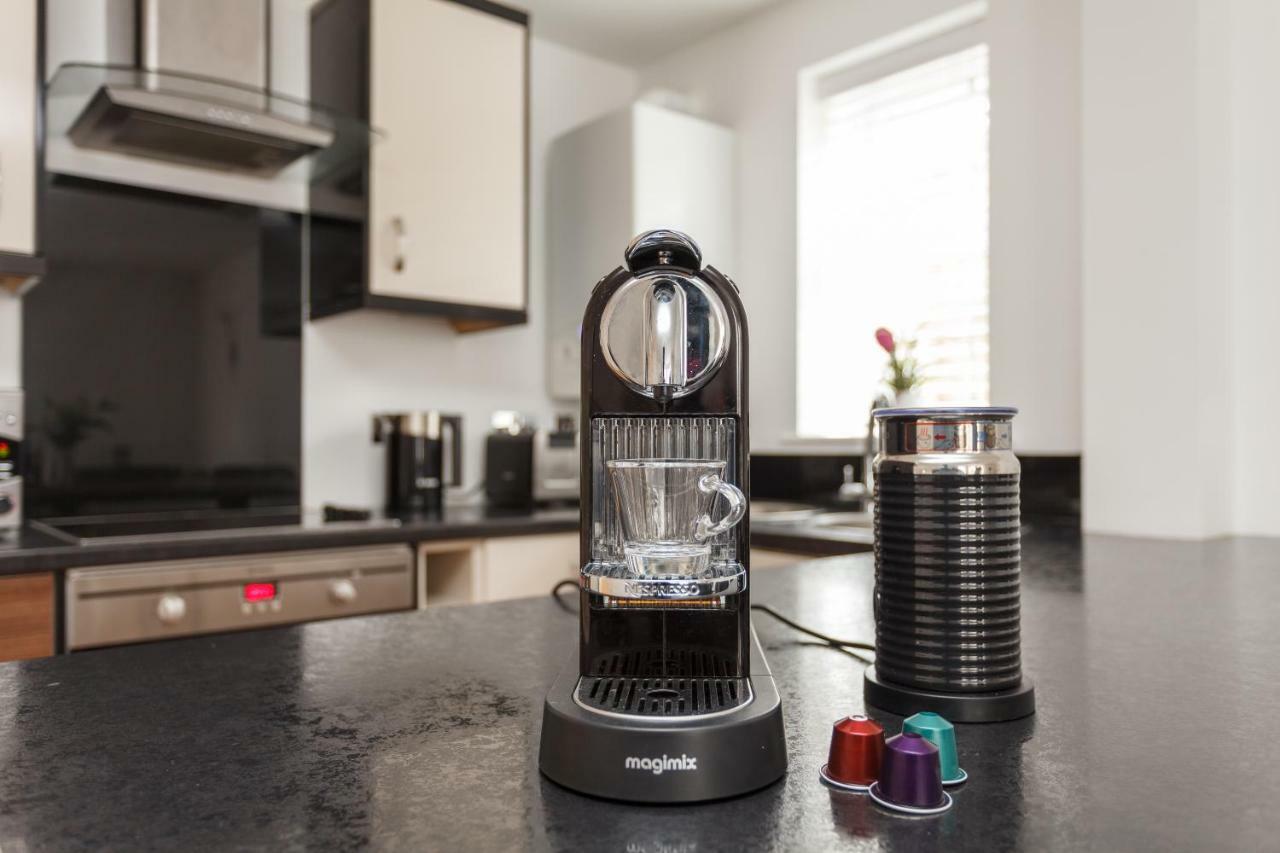 Stunning Contemporary Apartment - Free Parking - 5 Minute Walk To The Beach - Great Location - Fast Wifi - Smart Tv With Netflix Included - Contractor Friendly - Perfect For Short And Long Stays Bournemouth Kültér fotó