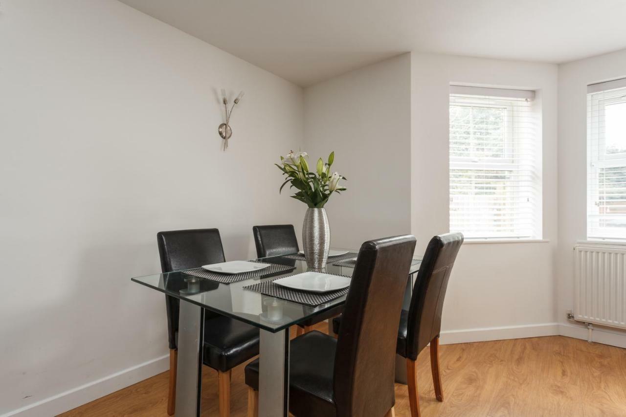 Stunning Contemporary Apartment - Free Parking - 5 Minute Walk To The Beach - Great Location - Fast Wifi - Smart Tv With Netflix Included - Contractor Friendly - Perfect For Short And Long Stays Bournemouth Kültér fotó