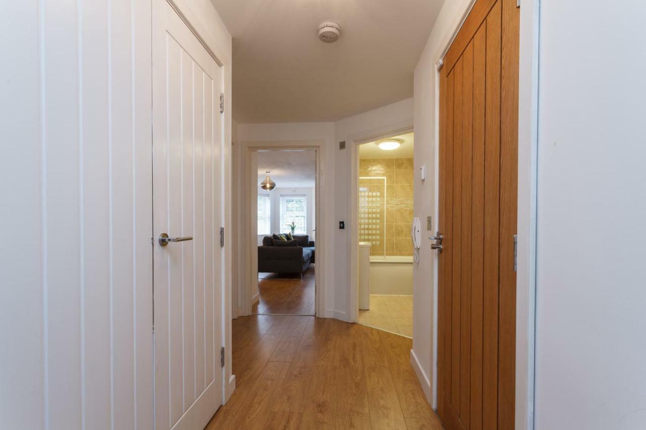 Stunning Contemporary Apartment - Free Parking - 5 Minute Walk To The Beach - Great Location - Fast Wifi - Smart Tv With Netflix Included - Contractor Friendly - Perfect For Short And Long Stays Bournemouth Kültér fotó