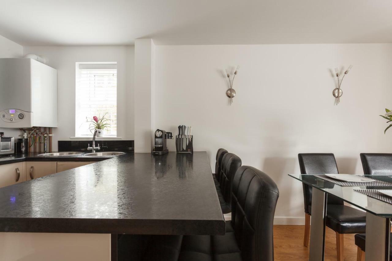 Stunning Contemporary Apartment - Free Parking - 5 Minute Walk To The Beach - Great Location - Fast Wifi - Smart Tv With Netflix Included - Contractor Friendly - Perfect For Short And Long Stays Bournemouth Kültér fotó
