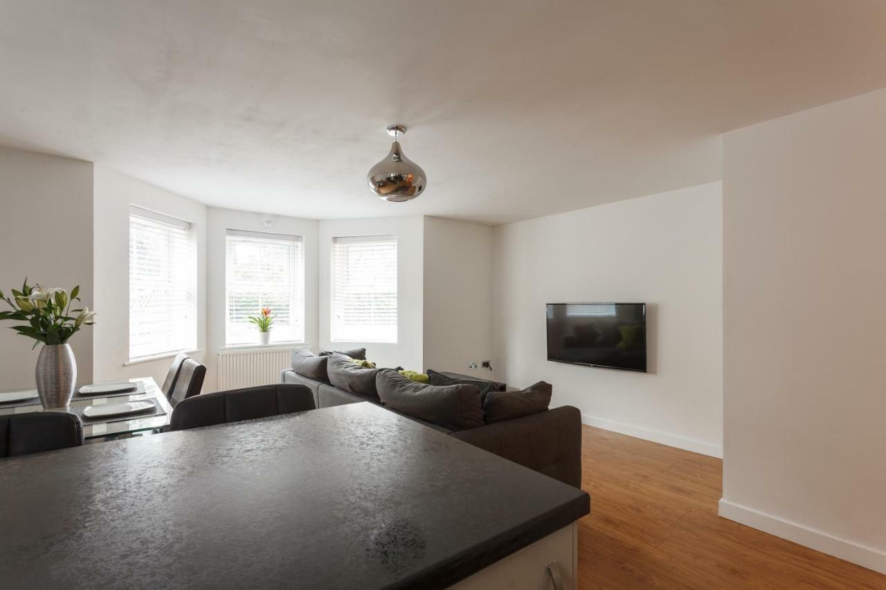 Stunning Contemporary Apartment - Free Parking - 5 Minute Walk To The Beach - Great Location - Fast Wifi - Smart Tv With Netflix Included - Contractor Friendly - Perfect For Short And Long Stays Bournemouth Kültér fotó
