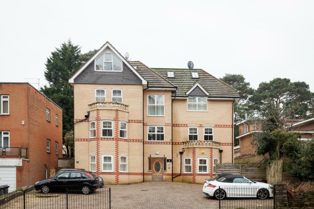 Stunning Contemporary Apartment - Free Parking - 5 Minute Walk To The Beach - Great Location - Fast Wifi - Smart Tv With Netflix Included - Contractor Friendly - Perfect For Short And Long Stays Bournemouth Kültér fotó