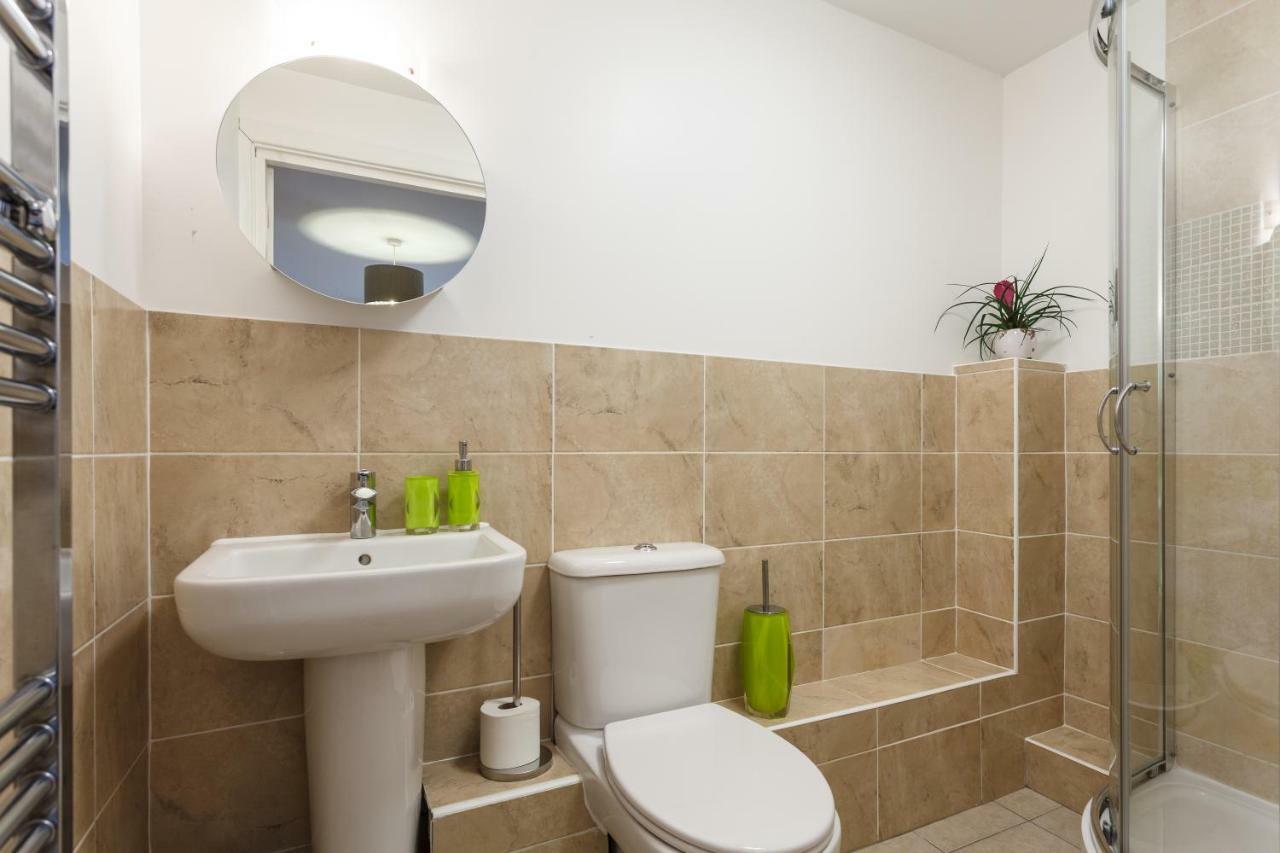 Stunning Contemporary Apartment - Free Parking - 5 Minute Walk To The Beach - Great Location - Fast Wifi - Smart Tv With Netflix Included - Contractor Friendly - Perfect For Short And Long Stays Bournemouth Kültér fotó