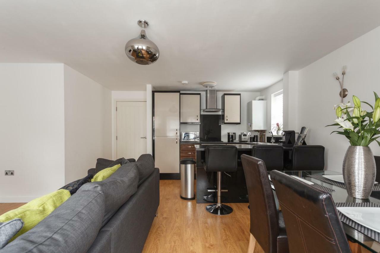 Stunning Contemporary Apartment - Free Parking - 5 Minute Walk To The Beach - Great Location - Fast Wifi - Smart Tv With Netflix Included - Contractor Friendly - Perfect For Short And Long Stays Bournemouth Kültér fotó