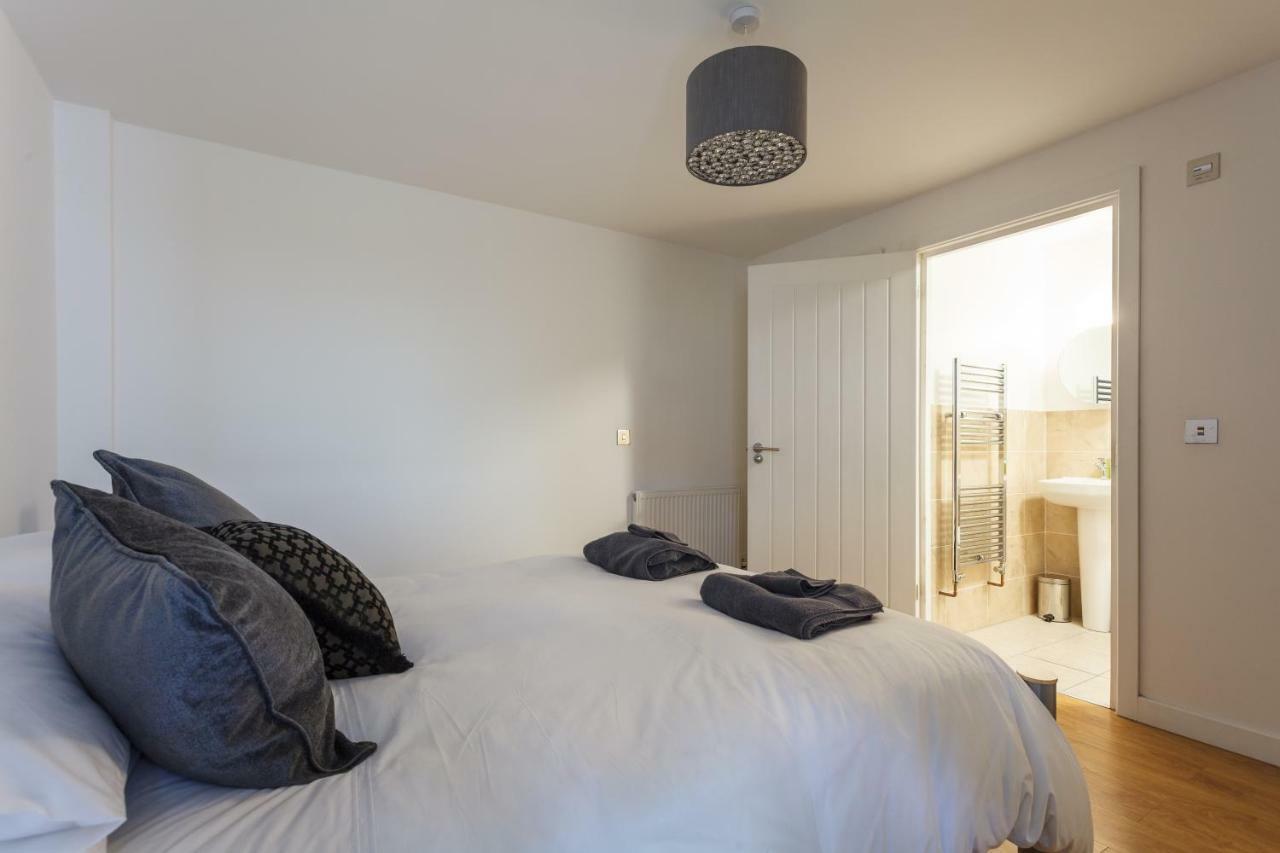 Stunning Contemporary Apartment - Free Parking - 5 Minute Walk To The Beach - Great Location - Fast Wifi - Smart Tv With Netflix Included - Contractor Friendly - Perfect For Short And Long Stays Bournemouth Kültér fotó