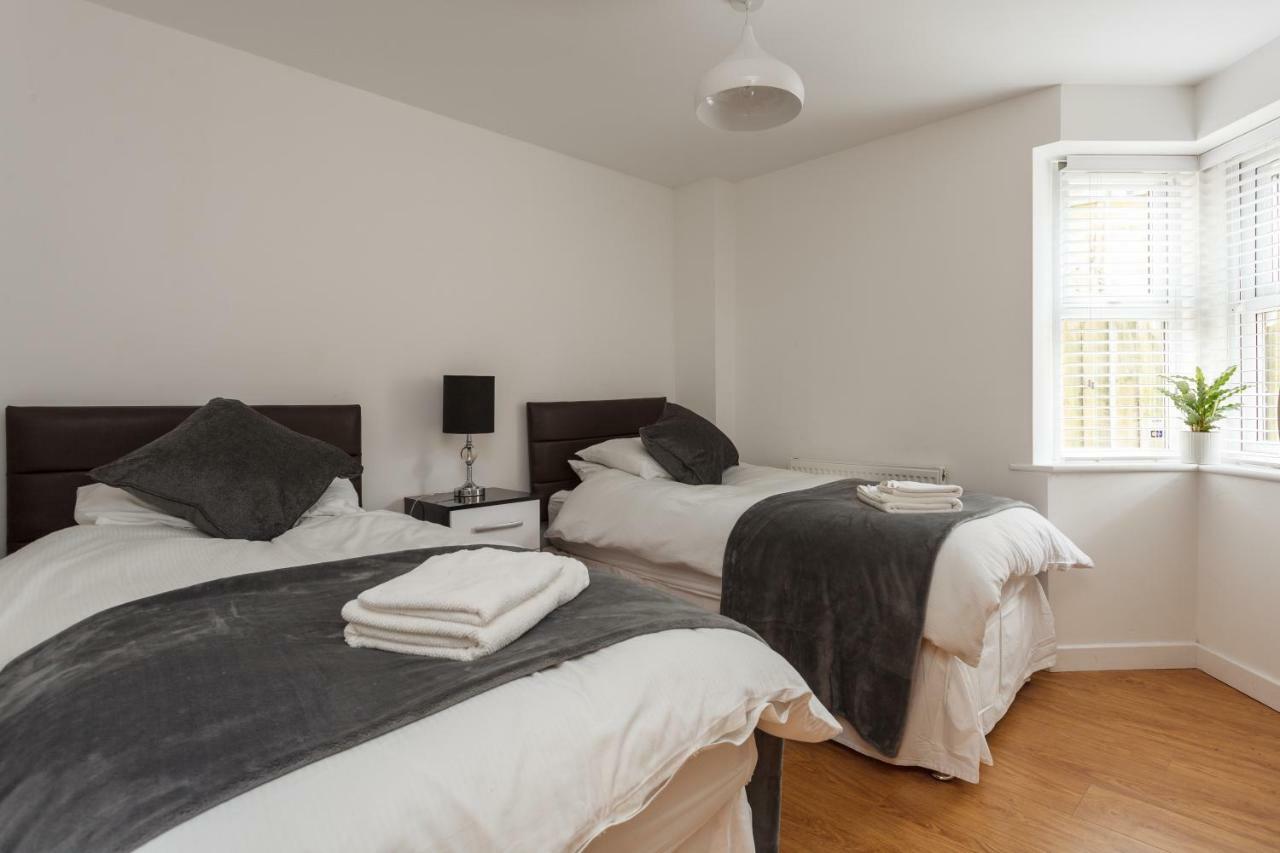 Stunning Contemporary Apartment - Free Parking - 5 Minute Walk To The Beach - Great Location - Fast Wifi - Smart Tv With Netflix Included - Contractor Friendly - Perfect For Short And Long Stays Bournemouth Kültér fotó