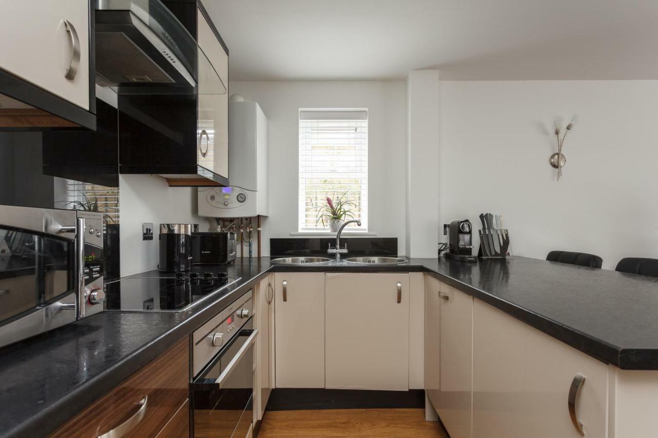 Stunning Contemporary Apartment - Free Parking - 5 Minute Walk To The Beach - Great Location - Fast Wifi - Smart Tv With Netflix Included - Contractor Friendly - Perfect For Short And Long Stays Bournemouth Kültér fotó