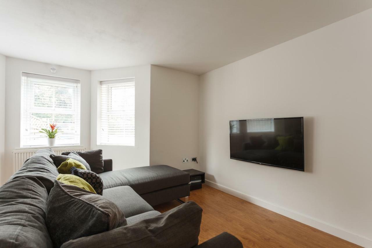 Stunning Contemporary Apartment - Free Parking - 5 Minute Walk To The Beach - Great Location - Fast Wifi - Smart Tv With Netflix Included - Contractor Friendly - Perfect For Short And Long Stays Bournemouth Kültér fotó