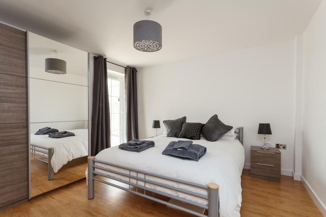 Stunning Contemporary Apartment - Free Parking - 5 Minute Walk To The Beach - Great Location - Fast Wifi - Smart Tv With Netflix Included - Contractor Friendly - Perfect For Short And Long Stays Bournemouth Kültér fotó