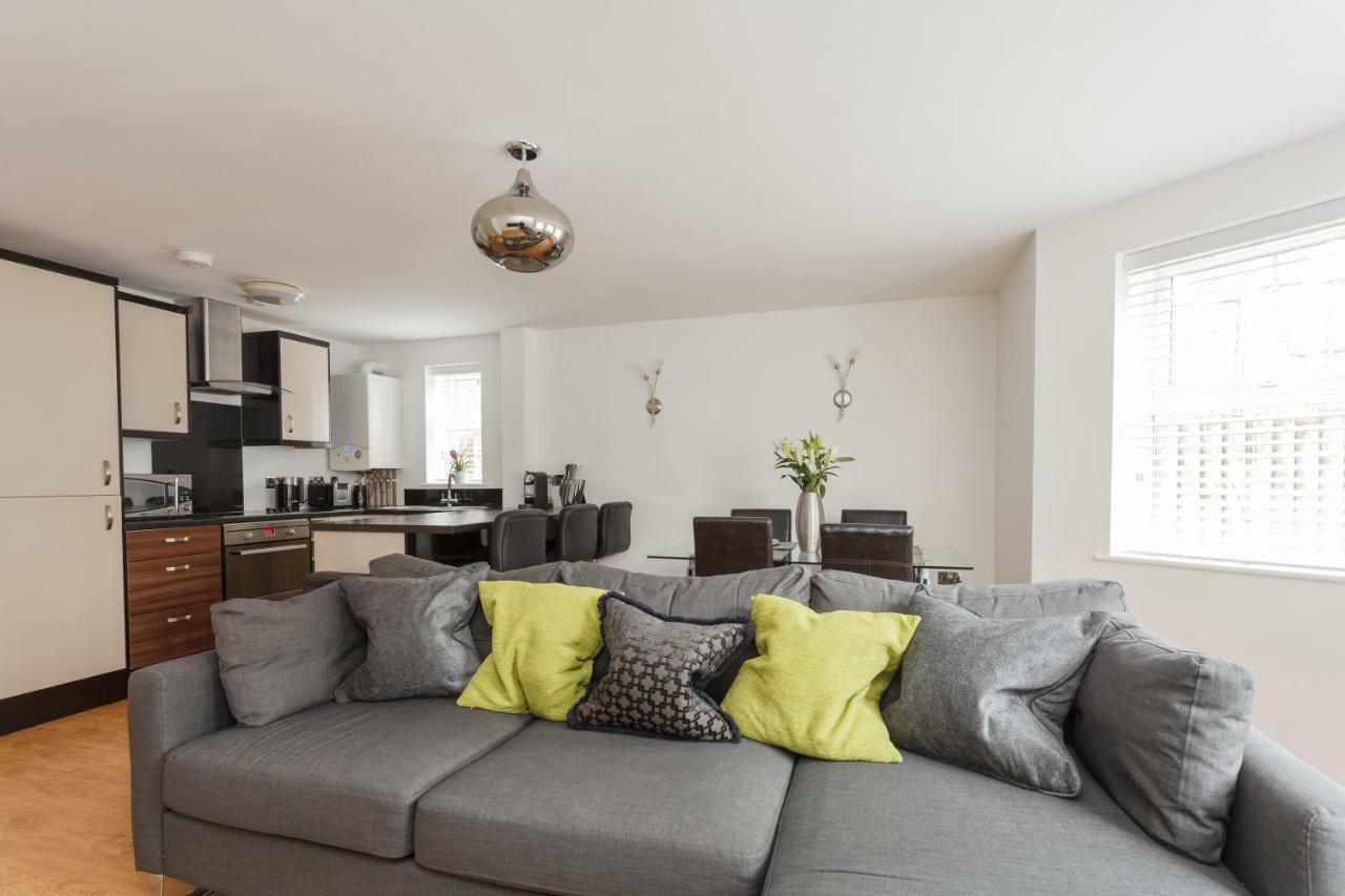 Stunning Contemporary Apartment - Free Parking - 5 Minute Walk To The Beach - Great Location - Fast Wifi - Smart Tv With Netflix Included - Contractor Friendly - Perfect For Short And Long Stays Bournemouth Kültér fotó